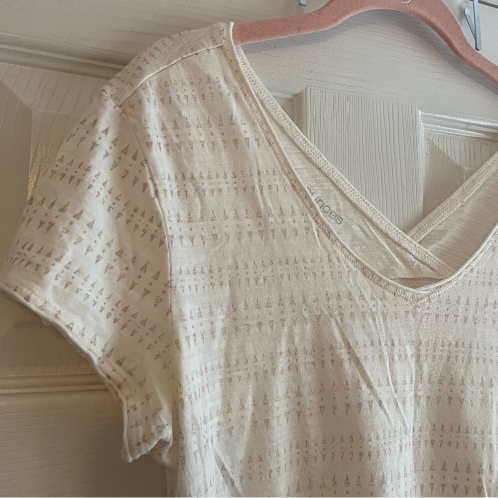 Maurices Cream and Rose Gold Short Sleeve V-Neck Fitted Top Size Medium - Picture 4 of 15